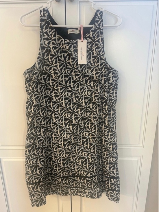 Vineyard Vines Dresses & Skirts - NWT- Vineyard Vines leaf design dress